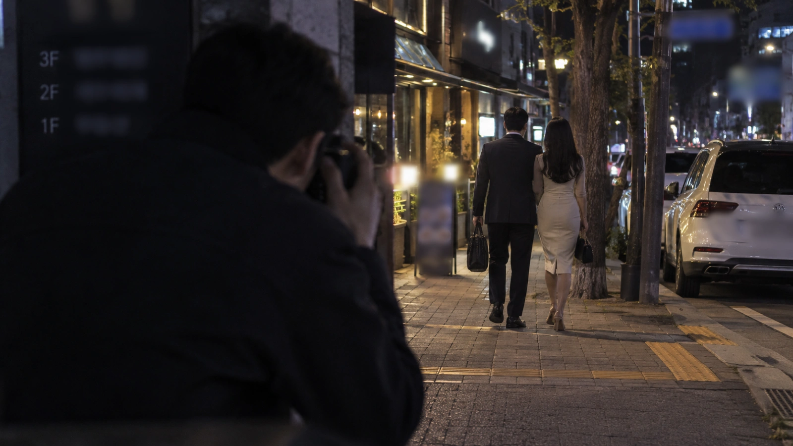 법률 서류와 계약서를 검토하는 모습