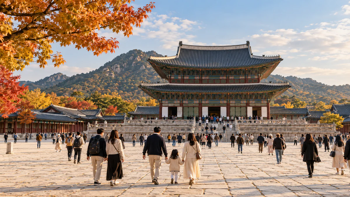 가을 햇빛 아래 경복궁 근정전 마당을 걷는 가족과 관람객들